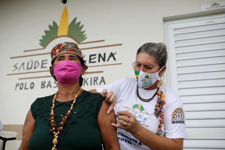 Profissional de saúde aplica dose de vacina contra Covid-19 em indígena, no Distrito Sanitário Indígena Especial de Manaus
13/02/2021
REUTERS/Bruno Kelly