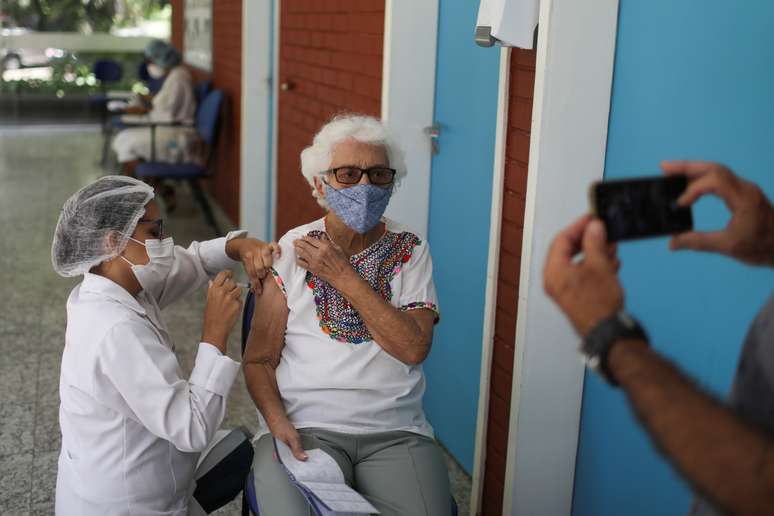 Idosa recebe dose da vacina da AstraZeneca/Oxford contra Covid-19 no Rio de Janeiro
01/02/2021
REUTERS/Pilar Olivares