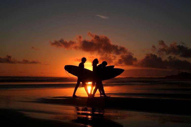 Surfistas em praia de Carcavelos, em Portugal
11/03/2021
REUTERS/Pedro Nunes