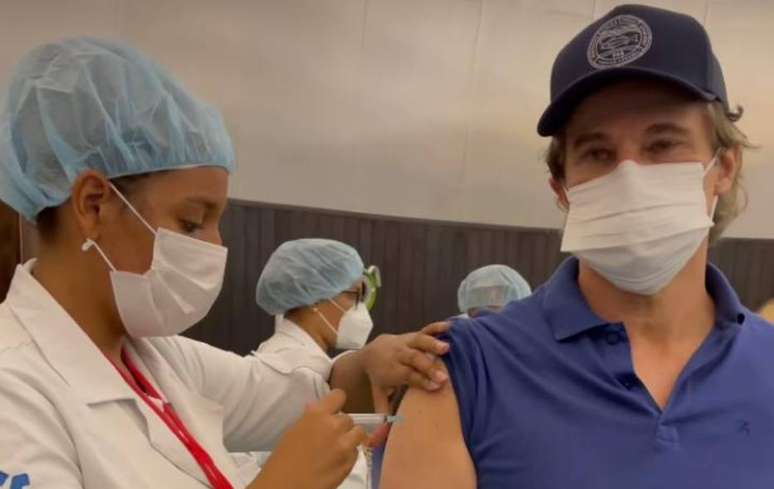 Edson Celulari tomando a vacina contra a covid-19