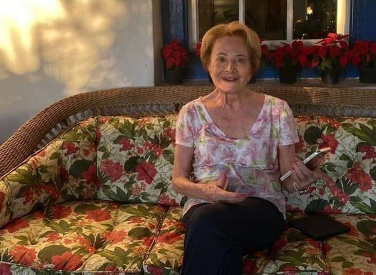 Gloria Menezes, 86, aparece em postagem do marido Tarcísio Meira com seu smartphone