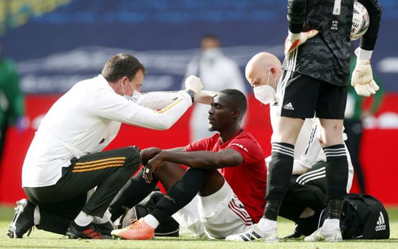 Bailly tem sofrido com lesões na Inglaterra (Foto: ALASTAIR GRANT / POOL / AFP)
