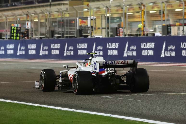 Mick Schumacher terminou em 16º em sua estreia na Fórmula 1 