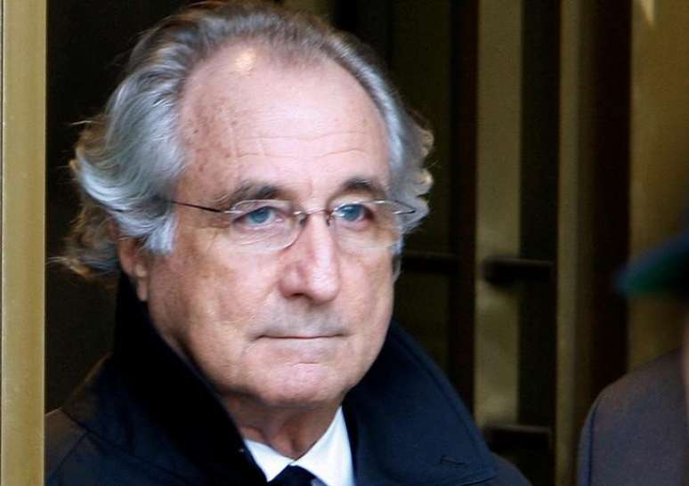 Financista Bernard Madoff deixa corte federal em Manhattan. 14/1/2009. REUTERS/Brendan McDermid