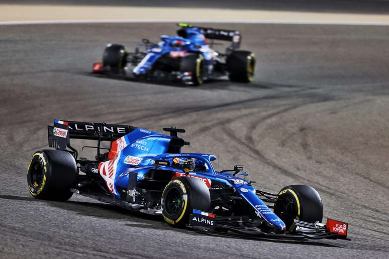 Fernando Alonso e Esteban Ocon tiveram um dia difícil no Bahrein 