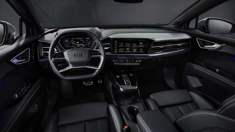 Interior do Audi Q4 e-tron foi revelado em março e traz novo volante de quatro raios e central multimídia de até 11,6’’. 