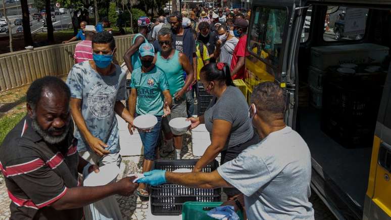Após aumento considerável de pessoas em situação de rua em meio à pandemia do coronavírus, município de São Paulo entrega cerca de 7.500 almoços por dia a quem não tem o que comer