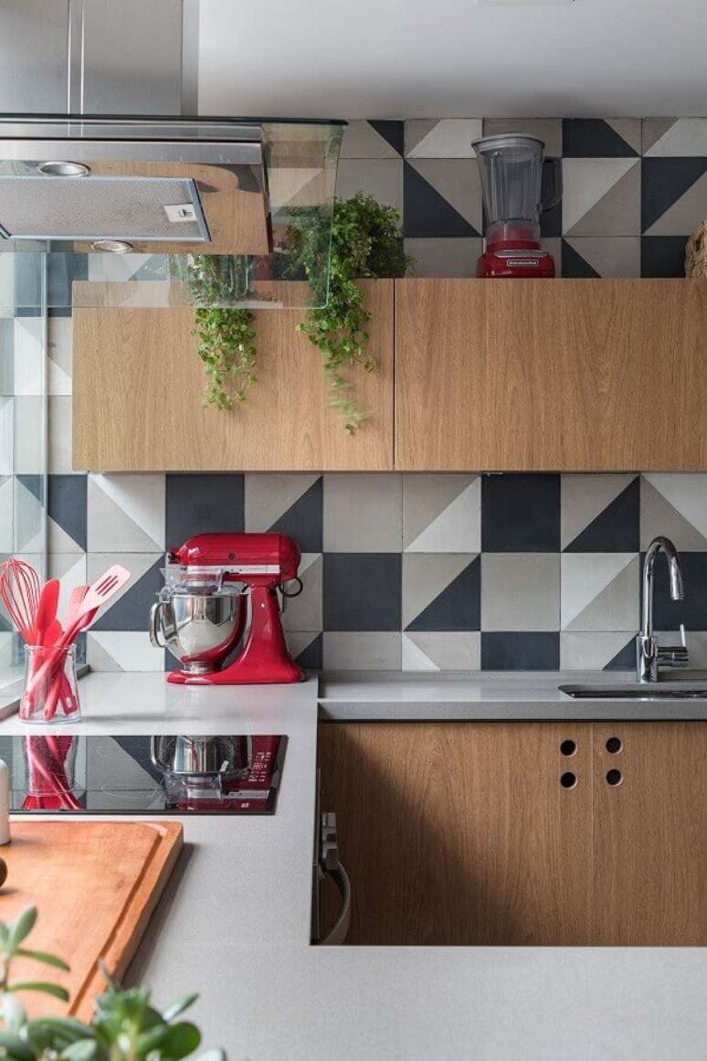 32. Revestimento cinza geométrico para decoração de cozinha amadeirada – Foto: Marina Carvalho