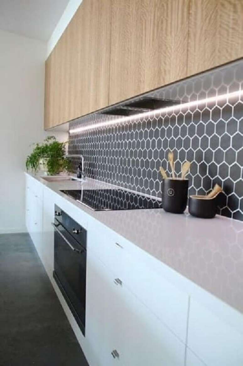 57. Revestimento hexagonal cinza escuro para decora&ccedil;&atilde;o de cozinha com arm&aacute;rio a&eacute;reo de madeira &ndash; Foto: Jeito de Casa