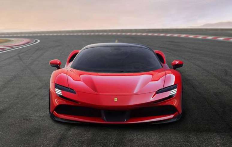 A SF90 Stradale é o primeiro carro híbrido da Ferrari