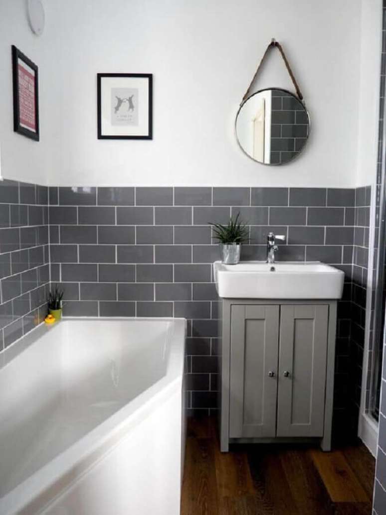 37. Decoração simples para banheiro com revestimento cerâmico cinza – Foto: Arkpad