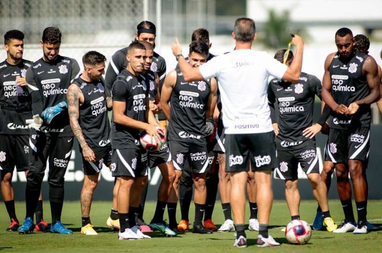 Treinador está usando o período para observar jogadores em situações de jogo (Foto: Rodrigo Coca/Ag. Corinthians)