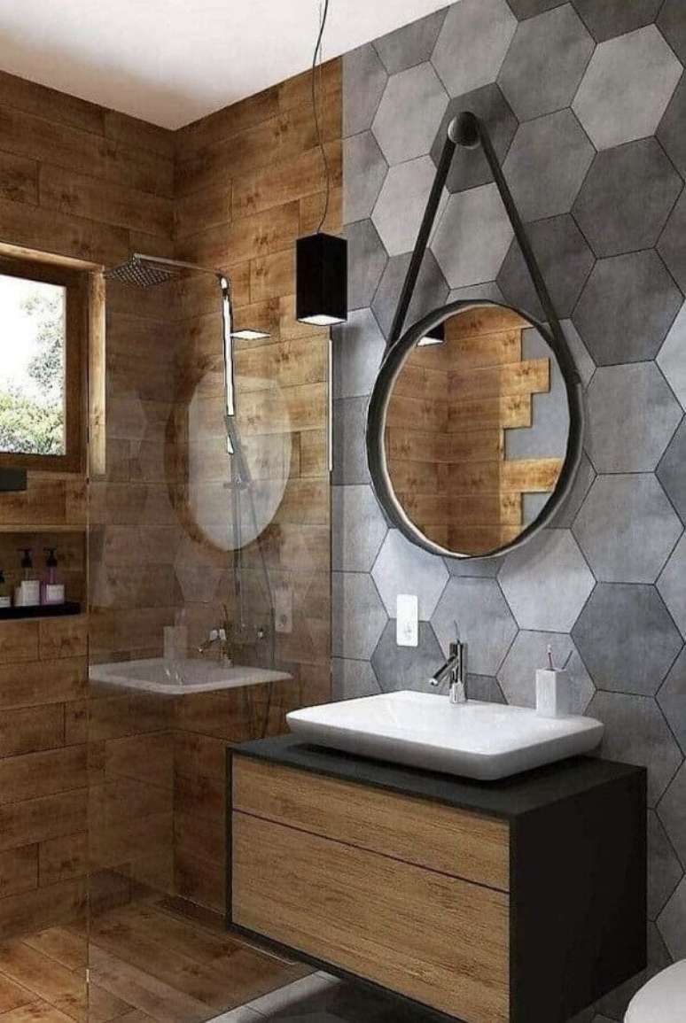 36. Revestimento hexagonal cinza para decoração de banheiro amadeirado moderno – Foto: Pinterest