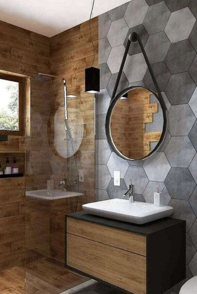 36. Revestimento hexagonal cinza para decora&ccedil;&atilde;o de banheiro amadeirado moderno &ndash; Foto: Pinterest