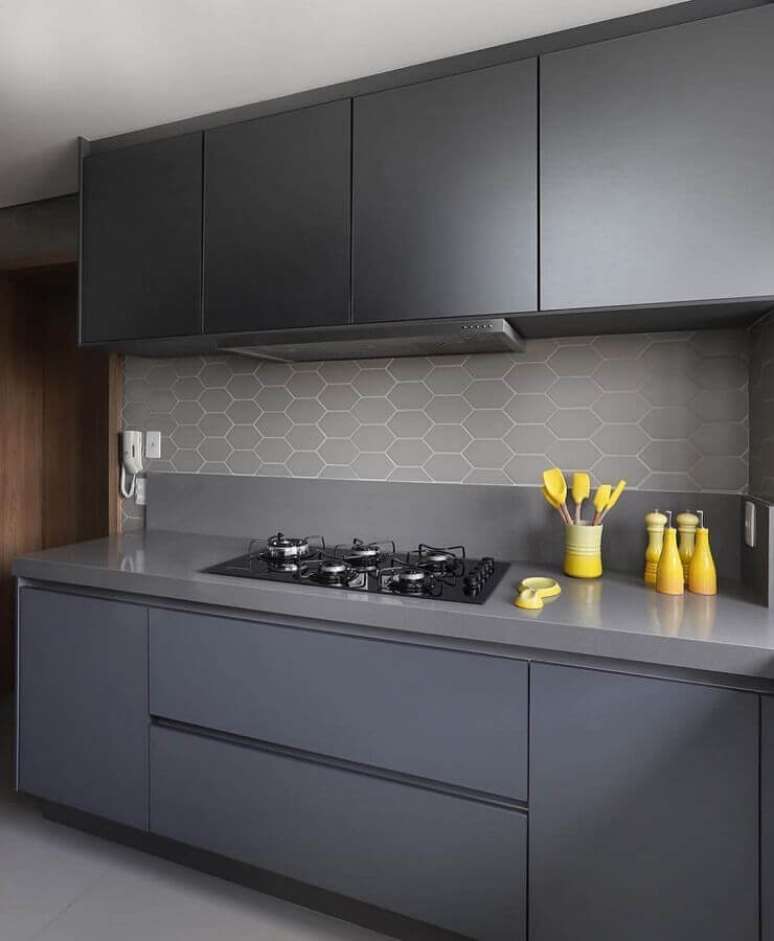 10. Decoração de cozinha com armário e revestimento cinza – Foto: Pinterest