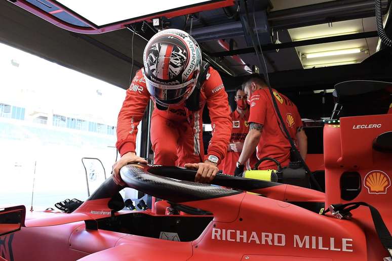 Charles Leclerc se preparando para guiar a Ferrari 