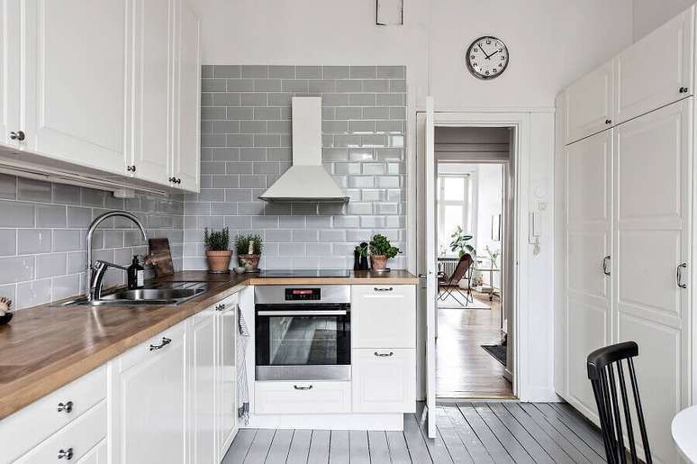19. Revestimento cinza para decoração de cozinha branca clássica – Foto: Houzz
