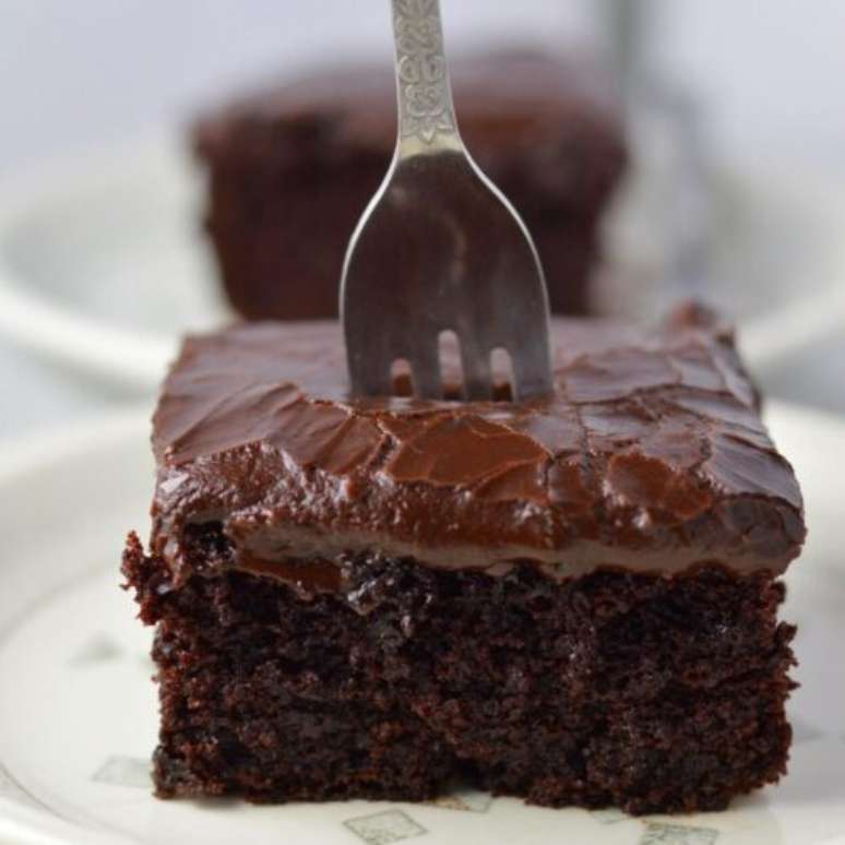 Aprenda como fazer bolo de chocolate simples e fofinho.