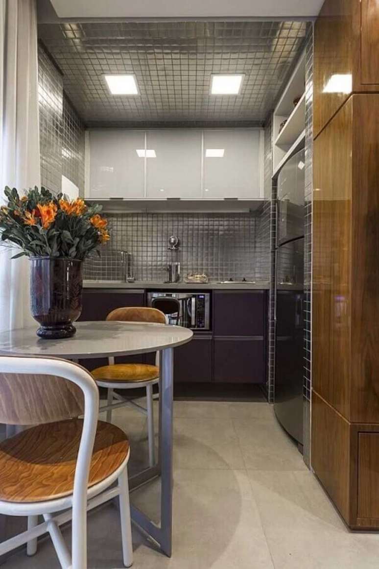 52. Revestimento cinza para cozinha pequena decorada com armários planejados – Foto: Maurício Karam