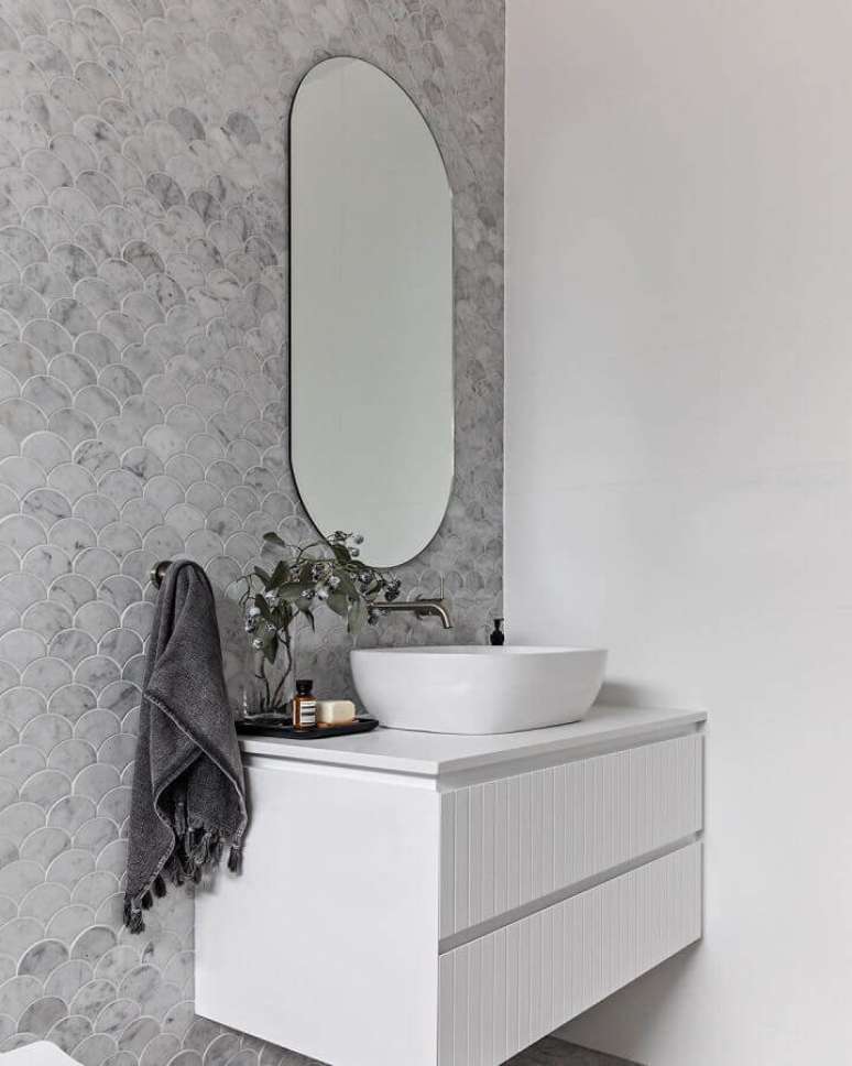 8. Banheiro branco decorado com revestimento cinza claro com acabamento marmorizado – Foto: IT Haus Arquietura