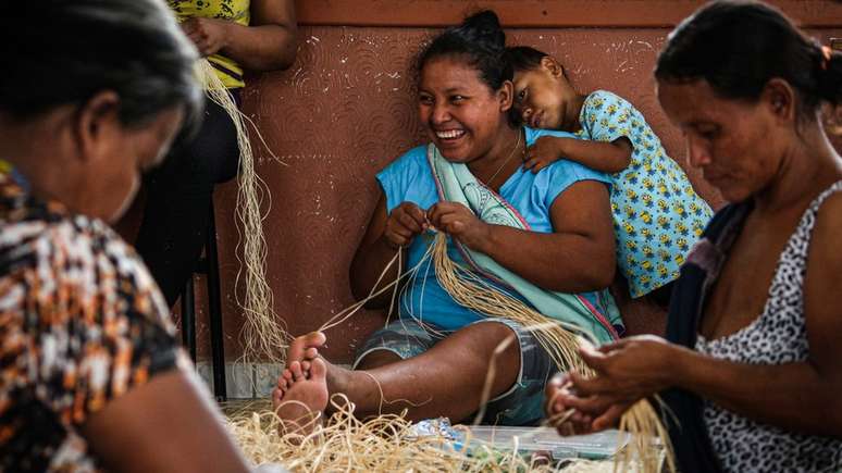 Mulheres ind&iacute;genas warao recebem treinamento para transformar artesanato em renda