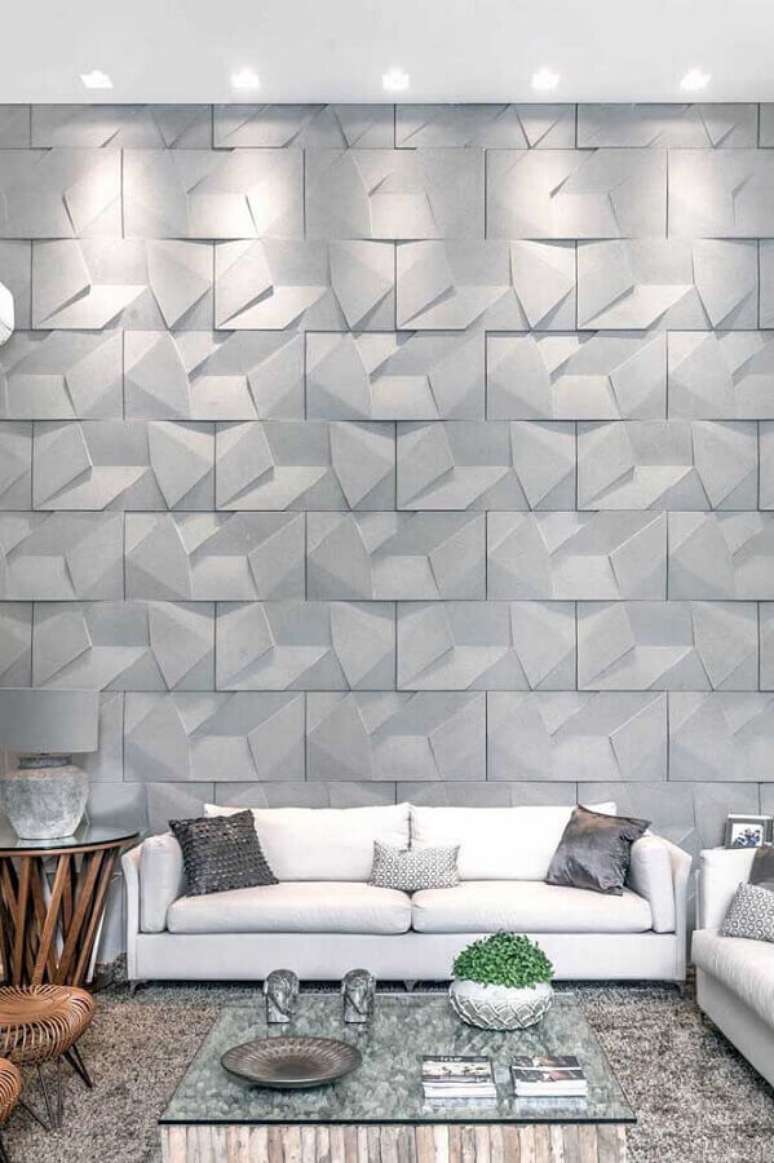 3. Revestimento 3D cinza claro para decoração de sala de estar com sofá branco – Foto: Pinosy