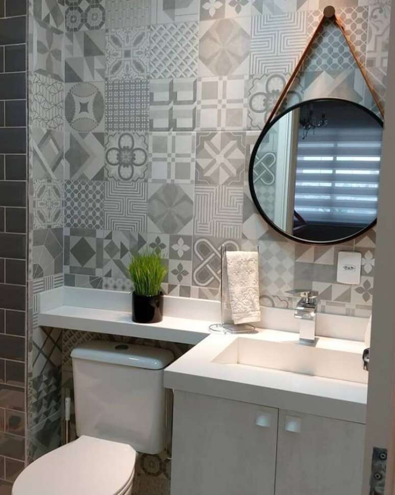 24. Que tal investir em revestimento cinza com estampas para a decoração de banheiro? – Foto: Pinterest