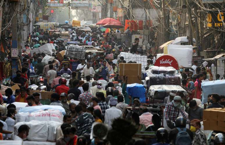 Pessoas caminham em mercado lotado nos arredores de Délhi, na Índia, em meio à pandemia do coronavírus
06/04/2021 REUTERS/Anushree Fadnavis