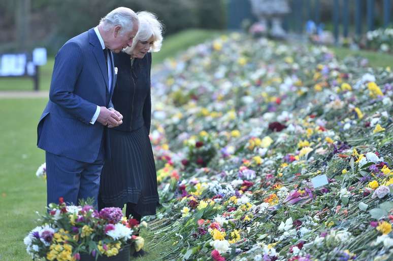 Príncipe Charles e Camilla, visitam os jardins da Marlborough House para ver as flores e mensagens deixadas pelo público do lado de fora do Palácio de Buckingham, em homenagem ao príncipe Philip
15/04/2021
Jeremy Selwyn/Pool via REUTERS