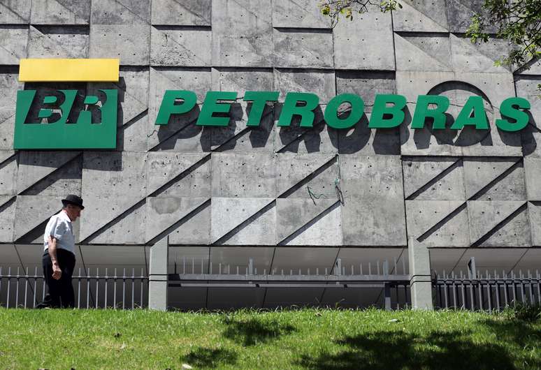 Logotipo da Petrobras na fachada do edifício-sede da companhia no Rio de Janeiro
REUTERS/Sergio Moraes
