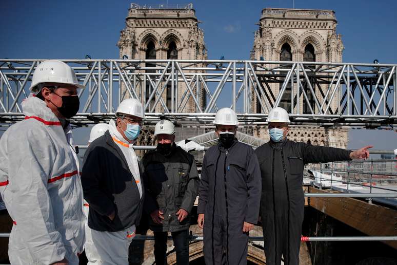 Presidente Macron visita obras na Notre-Dame, dois anos ap&oacute;s inc&ecirc;ndio
 15/4/2021 REUTERS/Benoit Tessier/Pool