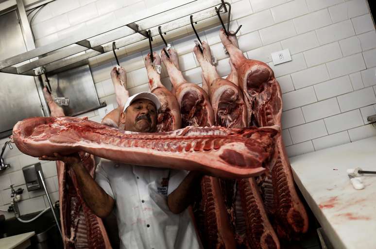 Trabalhador carrega pe&ccedil;as de carne bovina em um a&ccedil;ougue em S&atilde;o Paulo
REUTERS/Nacho Doce