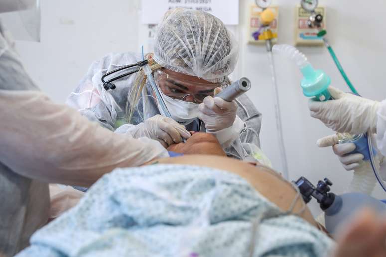 Médica realiza procedimento de intubação em paciente suspeito de ter Covid-19, em São Bernanrdo do Campo (SP)
24/03/2021
REUTERS/Amanda Perobelli