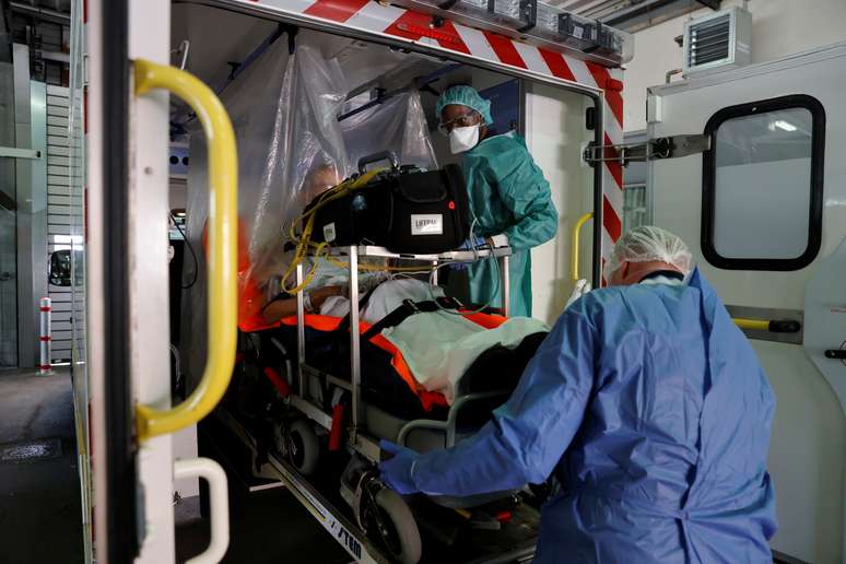 Paciente com Covid-19 em Lille, na França
 8/4/2021    REUTERS/Pascal Rossignol