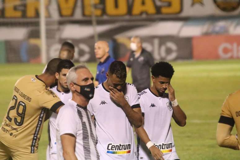 Botafogo consegue gol no último lance, mas perde para o ABC nos pênaltis e dá adeus à Copa do Brasil