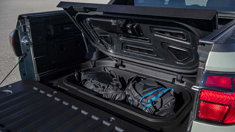 Bancos traseiros da Hyundai Santa Cruz oferecem compartimento para objetos abaixo do assento. 