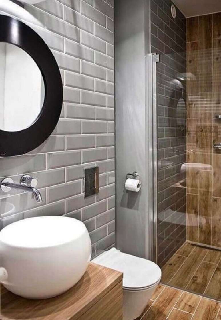 14. Banheiro amadeirado decorado com revestimento metro cinza – Foto: Revestindo a Casa