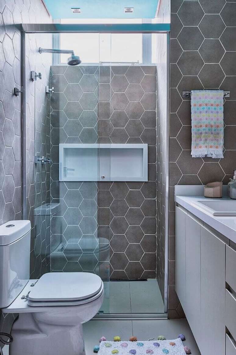 5. Decoração de banheiro pequeno com revestimento hexagonal cinza – Foto: Casa de Valentina