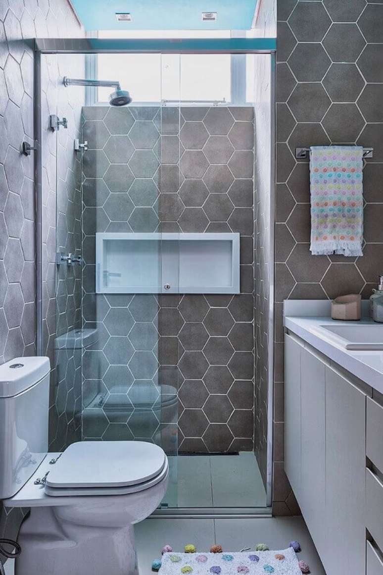 5. Decora&ccedil;&atilde;o de banheiro pequeno com revestimento hexagonal cinza &ndash; Foto: Casa de Valentina