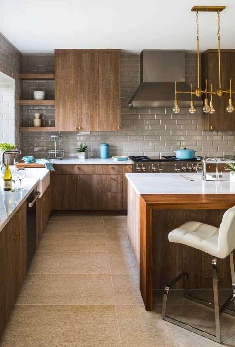 54. Revestimento cinza para decora&ccedil;&atilde;o de cozinha de madeira com ilha &ndash; Foto: Casa de Valentina