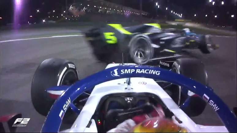 Shwartzman acertou o carro de Ticktum na primeira curva da volta 1 no Bahrein 