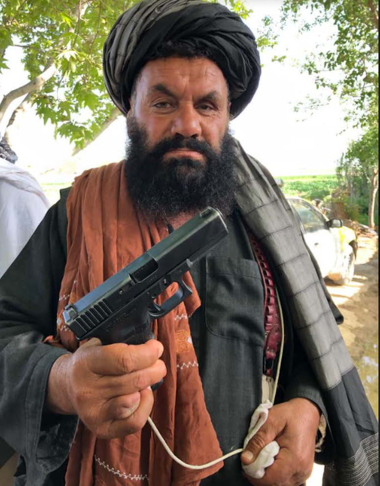 Combatente do Taleban posa com arma da Otan