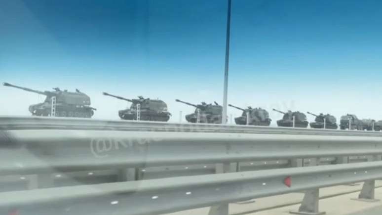 Um grande grupo de tanques da brigada foi visto cruzando a ponte para a Crimeia no início deste mês