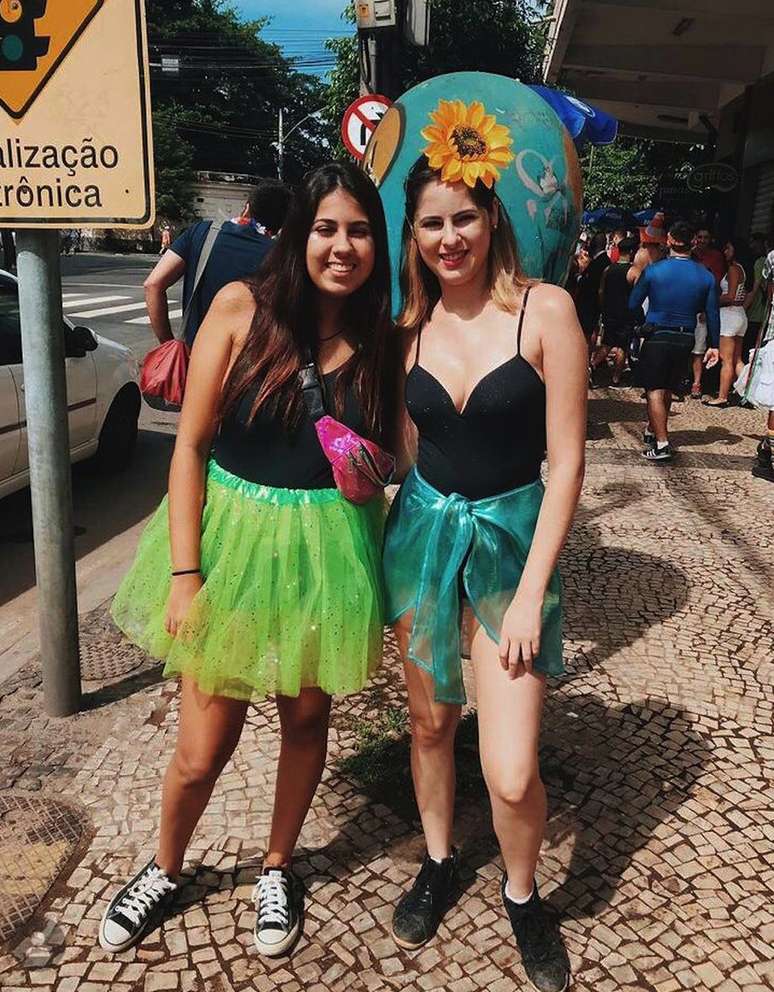 Larissa ao lado da irmã, Letícia: foto foi tirada no Carnaval de 2019, no dia anterior ao acidente