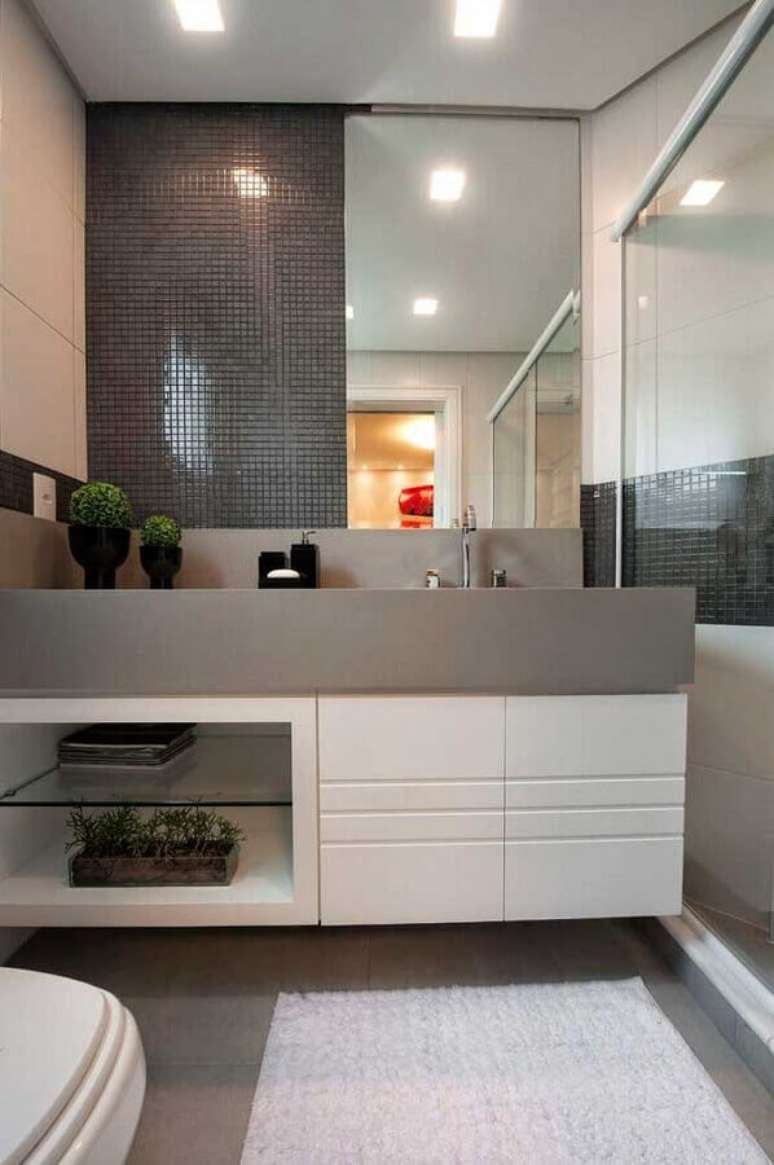 31. Decoração de banheiro planejado com revestimento cinza escuro – Foto: Back Arquitetura & Consultoria