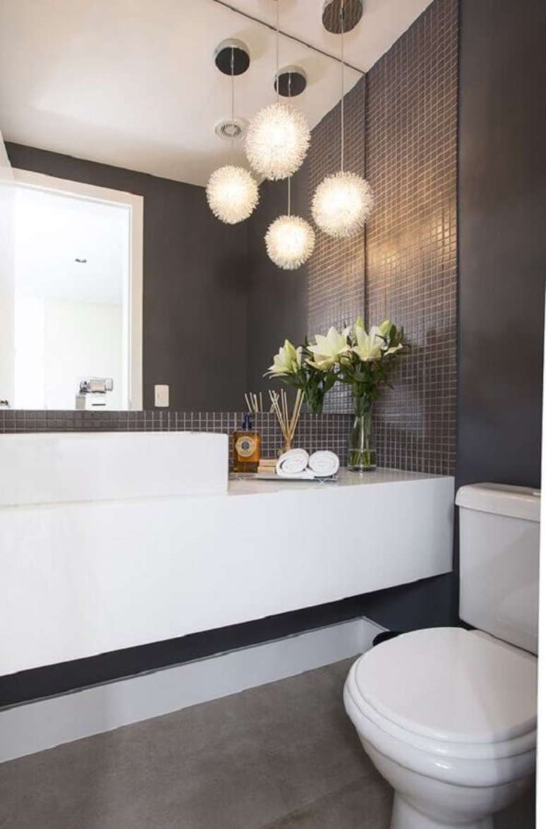 42. Lavabo moderno decorado com bancada planejada e revestimento cinza escuro – Foto: Casa de Valentina