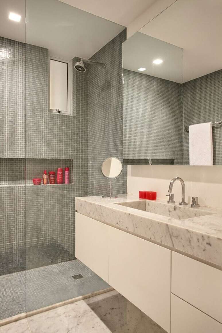 46. Revestimento cinza claro para decoração de banheiro com gabinete branco – Foto: Todo Dia Arquitetura