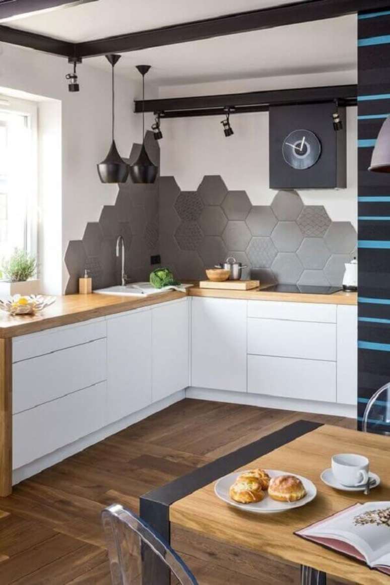 20. Revestimento hexagonal cinza para decoração de cozinha planejada com bancada de madeira – Foto: Pinterest