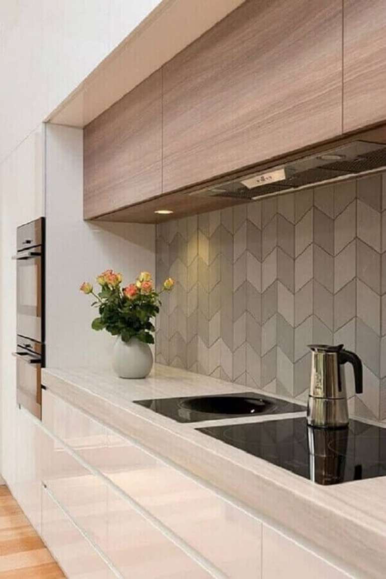 56. Revestimento de parede cinza para cozinha moderna planejada com armário aéreo de madeira – Foto: Pinterest