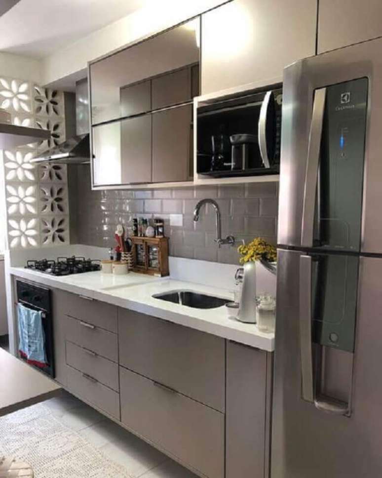 45. Revestimento cerâmico cinza para decoração de cozinha pequena planejada – Foto: Pinterest